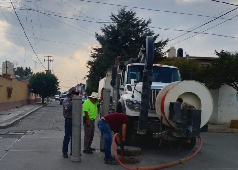 Inician trabajos de desazolve en la red de drenaje en Emiliano Zapata