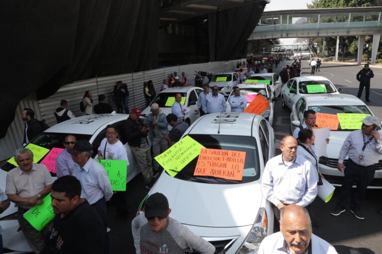 Taxistas protestaron en aeropuerto de CDMX contra aplicaciones de transporte