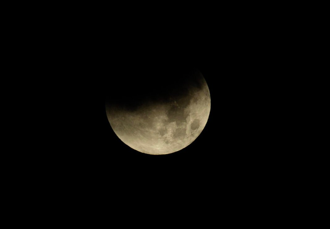 Un eclipse lunar total deja una 'Luna de sangre' desde Japón hasta América