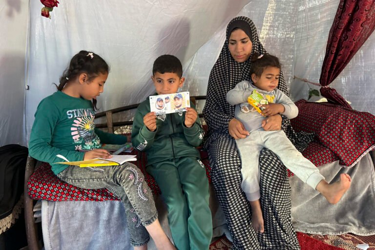 Mujeres viudas de Gaza tratan de salir adelante