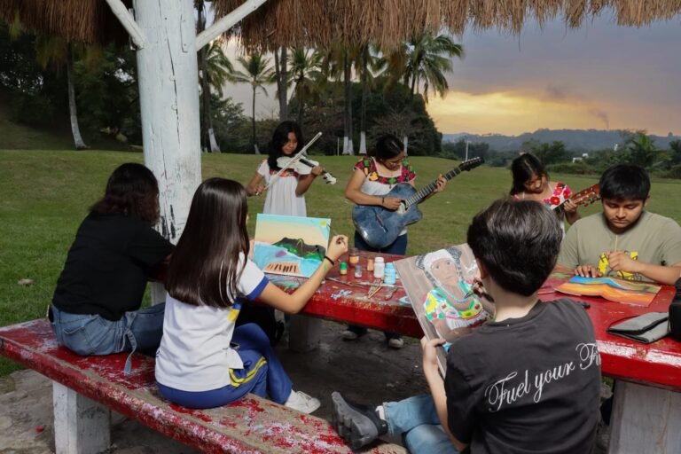 Flor Belén González Ortega, alumna de Huejutla, avanza a la fase nacional de Concurso de Fotografía