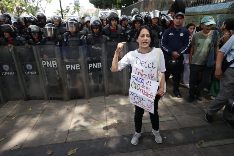 Policía venezolana impide marcha salarial