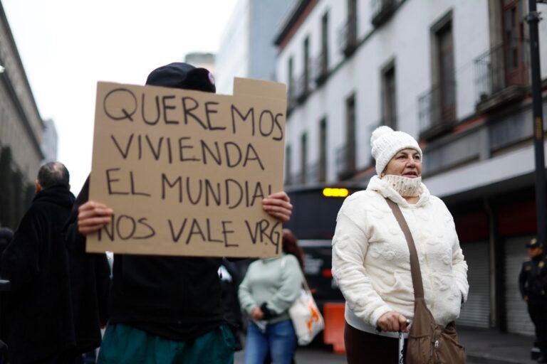 Manifestantes irrumpen en Congreso en protesta por vivienda
