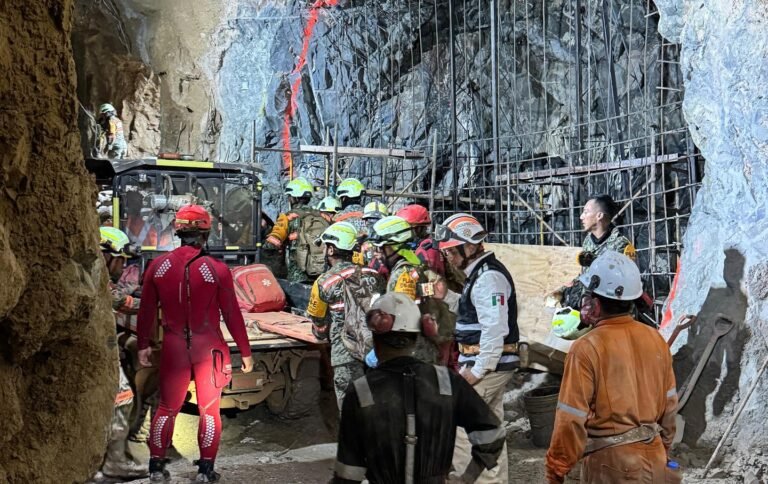 México rescata al segundo trabajador atrapado en la mina Santa Fe