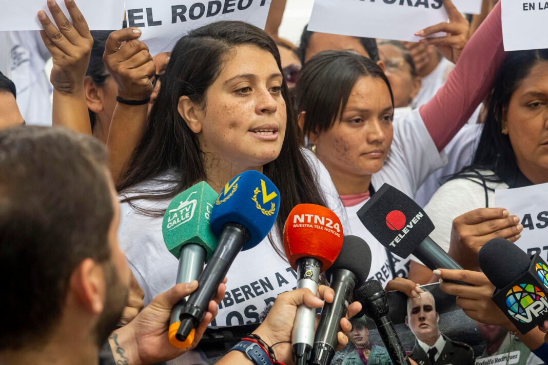 Familiares denuncian en Fiscalía torturas contra detenidos en cárceles en Venezuela