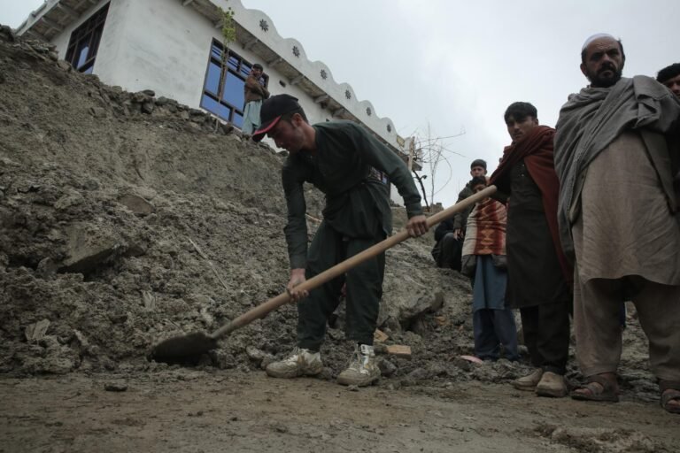 Casi 100 muertos y miles de desplazados por desastres naturales en Afganistán