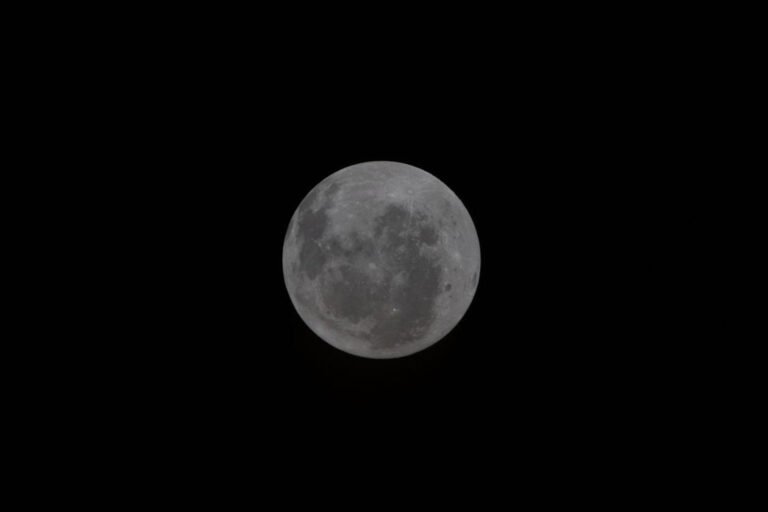 Publican primera foto de la cara oculta de la Luna