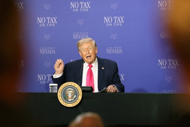 Trump afirma que Ormuz está abierto y plantea asociarse con Irán para extraer uranio