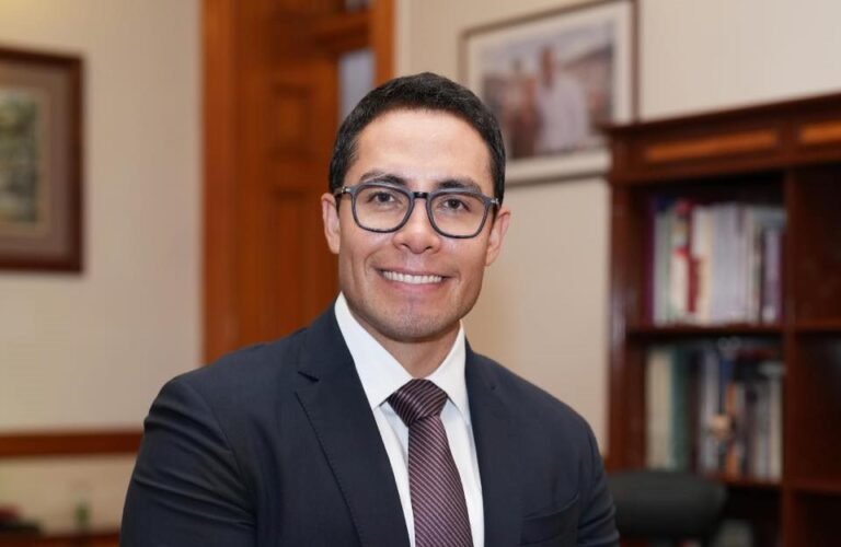 Autoridades de Pachuca apoyarán al muralista Eduardo Zamora