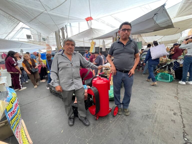 Adquieren extintores para el tradicional tianguis de los jueves  