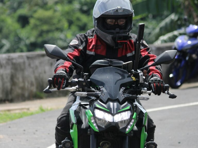 Busca Morena obligar a motociclistas a portar aditamentos luminosos