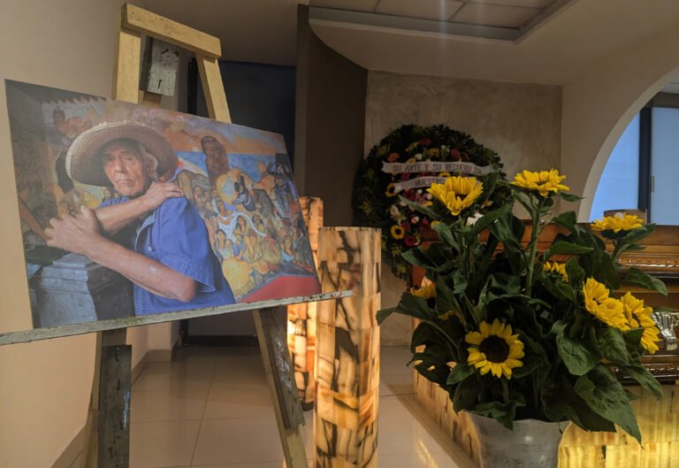 Con sus pinceles y pinturas desgastadas despiden al muralista Melchor Peredo