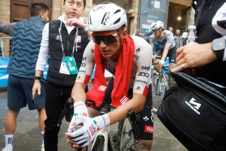 ISAAC DEL TORO SE RETIRA DE ITZULIA TRAS SUFRIR CAÍDA