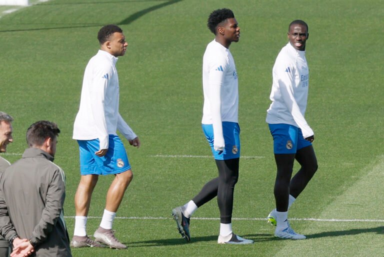 MBAPPÉ CON PUNTOS EN UNA CEJA, NO SE ENTRENA POR PRECAUCIÓN 