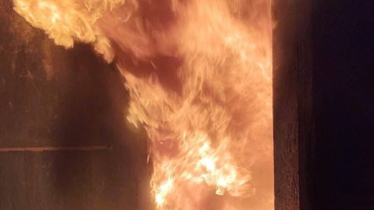 Voraz incendio en vivienda abandonada causó temor de vecinos