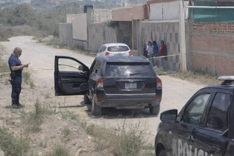 Descubren a un hombre sin vida al interior de una camioneta