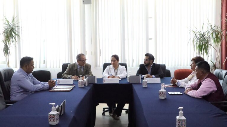 Entregan licencias sanitarias a hospitales