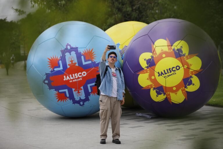 Un centenar de esculturas de balones por la fiebre mundialista