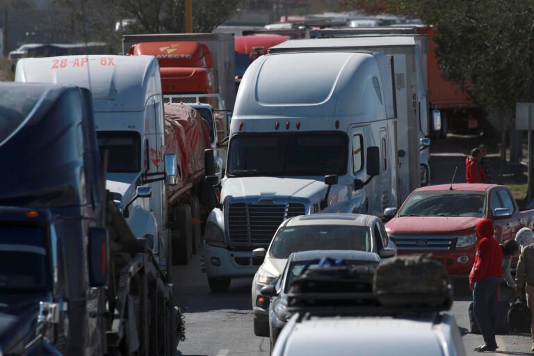 Transportistas y campesinos alistan bloqueos en carreteras mexicanas