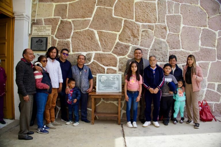 Colocan placa conmemorativa para honrar la memoria del cronista Enrique Pichardo en El Arbolito 
