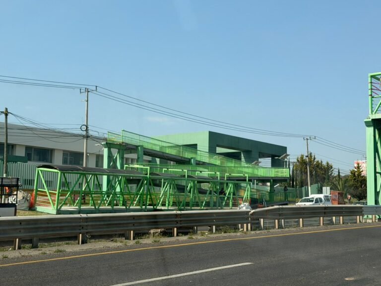 Recolocan puente peatonal que fue tirado por una grúa