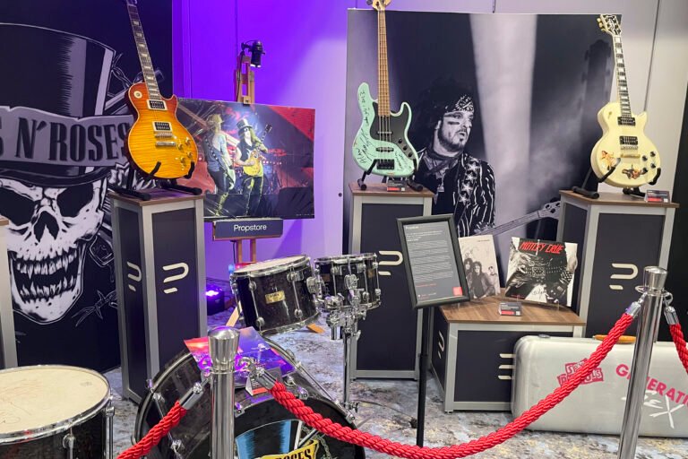 Micrófono dorado de Queen sale a subasta en Londres 