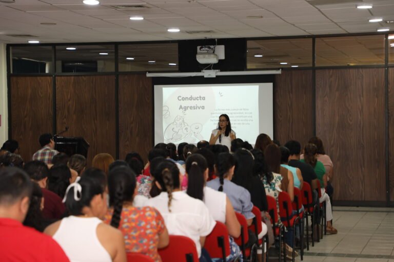 La UTHH capacita a su personal en comunicación asertiva para fortalecer el ambiente laboral