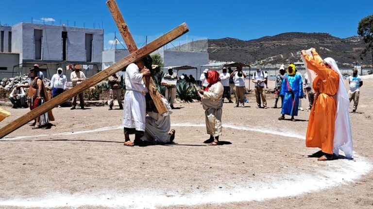 Conmemoran Viernes Santo con Viacrucis en Ceresos del estado