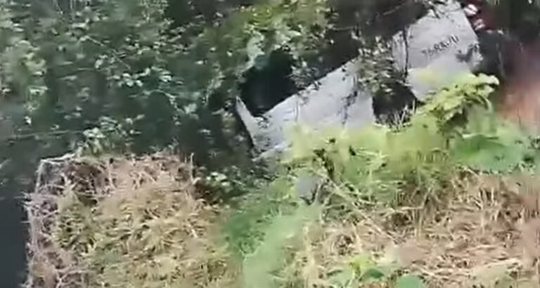 Cae camioneta al barranco 7 heridos