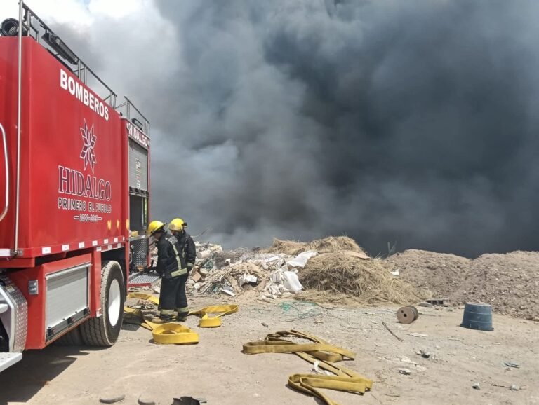 Arde basurero clandestino en Zempoala