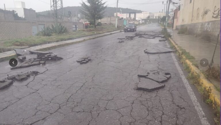 Reportan afectaciones viales y riesgo de inundación