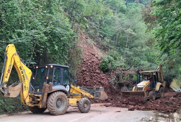 Atiende gobierno de Hidalgo derrumbe en carretera estatal Tianguistengo–Yatipán