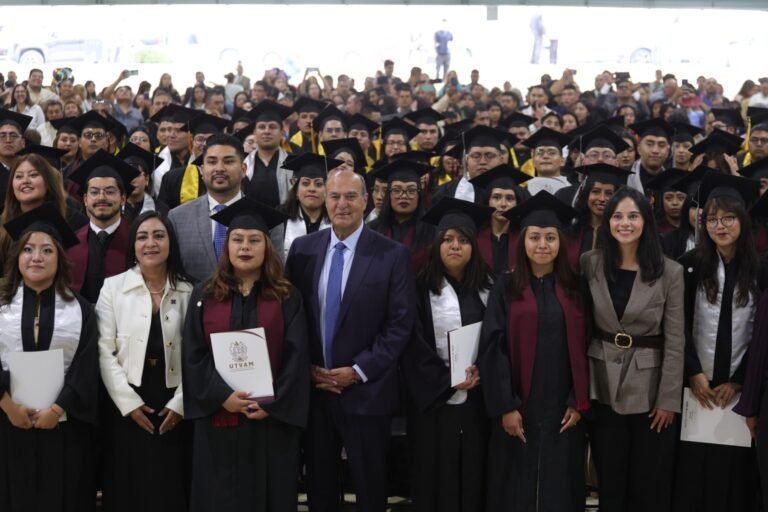 Entrega Natividad Castrejón 229 títulos a egresados de la UTVAM