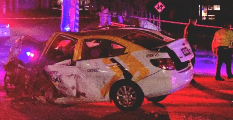 Brutal choque contra árbol; taxista muere y pasajero grave