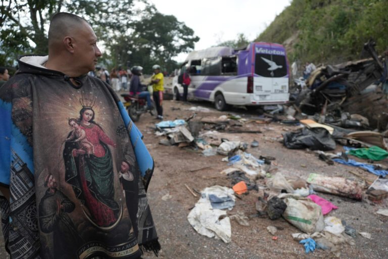 Ascienden a 19 los muertos por ataque con bomba en Colombia