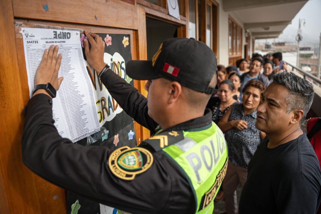 Triple empate técnico en Perú para ir a segunda vuelta ante Fujimori en Perú, según Ipsos