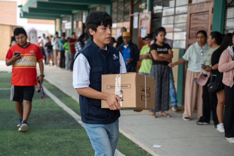 Irregularidades con votos alimentan narrativa de fraude de ultraderechista Aliaga en Perú