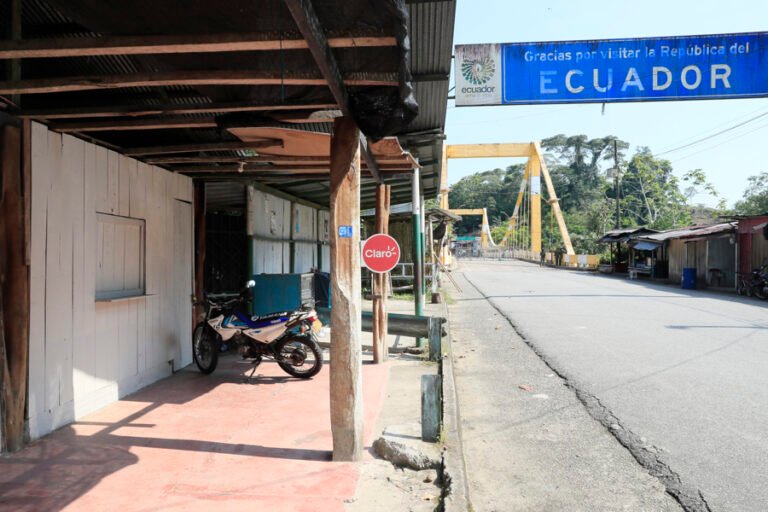 Colombia elevará del 30 por ciento al 100 por ciento los aranceles a las importaciones de Ecuador