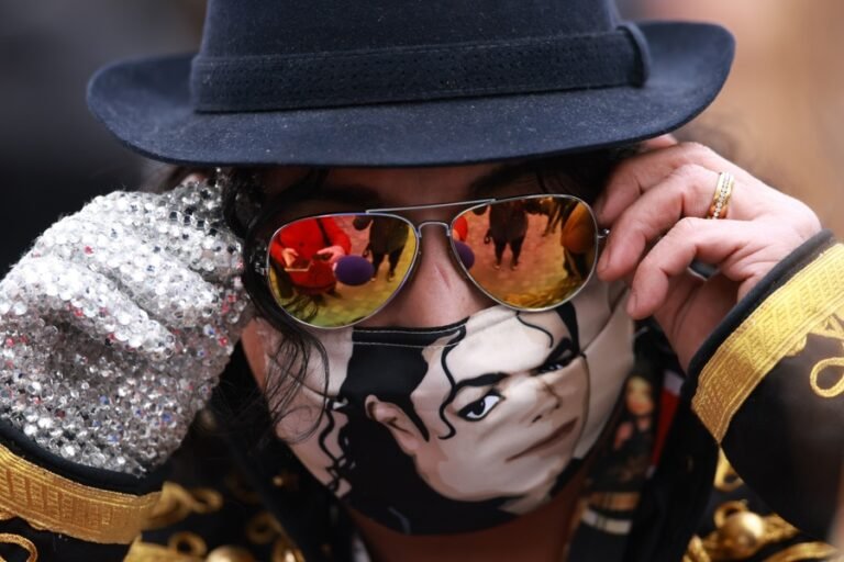Un español y un guante desfilan por la alfombra roja del biopic sobre Michael Jackson