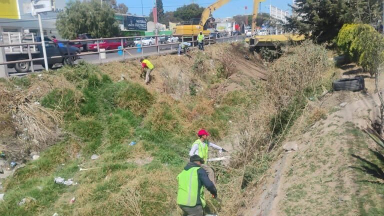 Inician limpia de canales pluviales en Tepeapulco