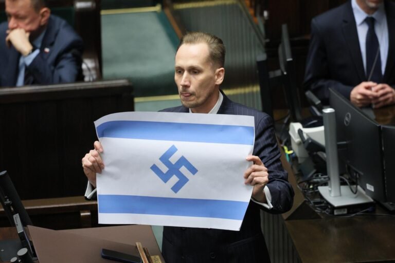 Diputado polaco exhibió bandera israelí con una esvástica en el Parlamento