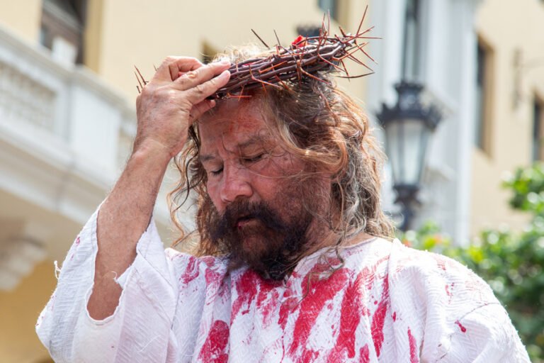 El ‘Cristo Cholo’ recorre las calles de Lima cargando la cruz para pedir paz en el mundo