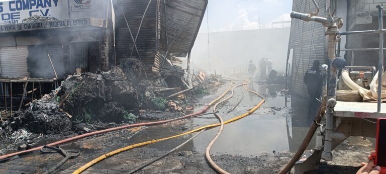 Incendio consume centro de reciclaje en Emiliano Zapata