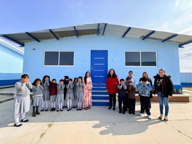 Alcaldesa de Emiliano Zapata, entrega aula en la primaria “Aquiles Serdán”