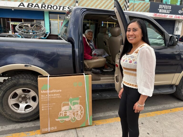 Entregan silla de ruedas a habitante más longeva de Emiliano Zapata