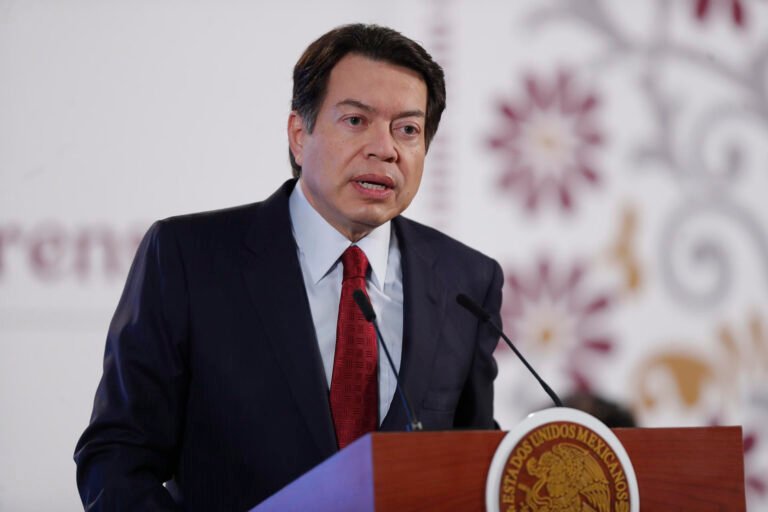 Alumnos del IPN mantienen tomado el Canal Once, exigen cambios