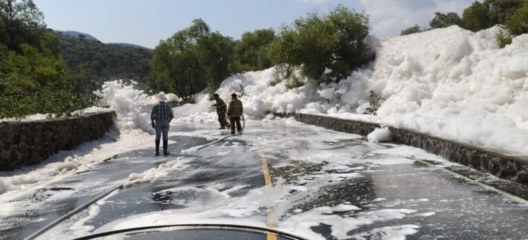 OBSTRUCCIÓN DE CAMINO POR DESFOGUE CONTROLADO EN PRESA ROJO GÓMEZ