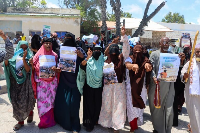 Cientos de personas protestan contra el Gobierno somalí