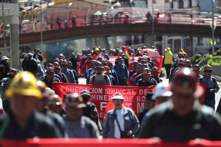 Huelga y bloqueos de choferes  paralizan parcialmente Bolivia