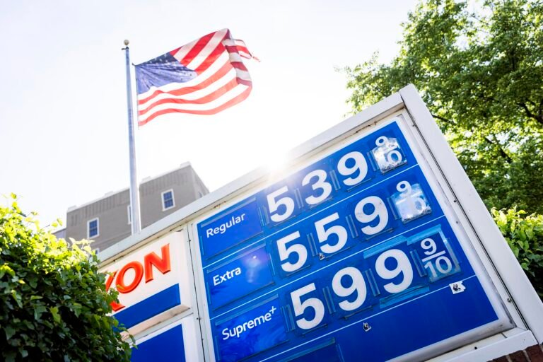 EE.UU. considera suspender impuesto a la gasolina ante alza de precios 